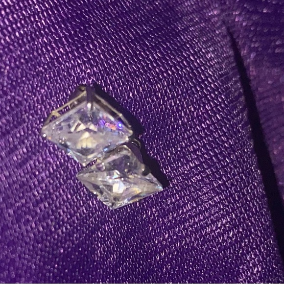 10k white tone earrings - Picture 4 of 5